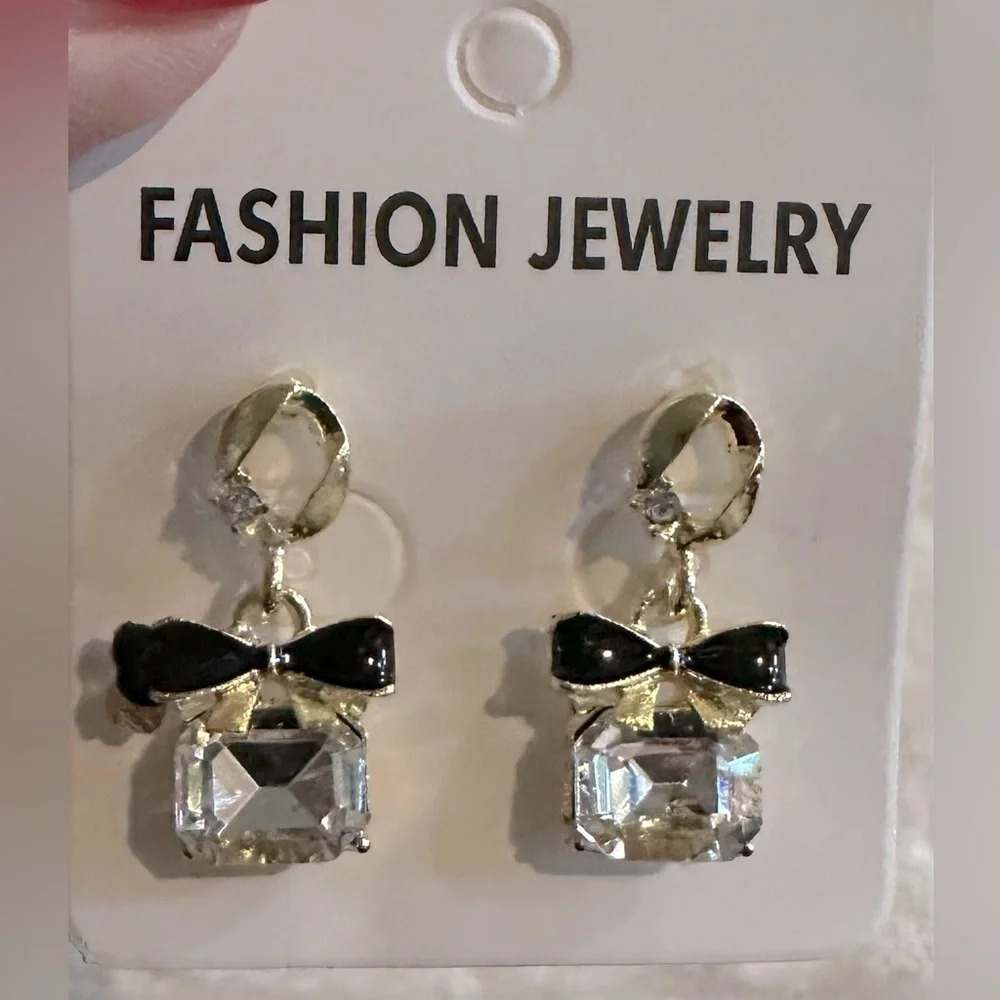Goldtone bow and diamond rhinestone earrings. - Picture 1 of 3